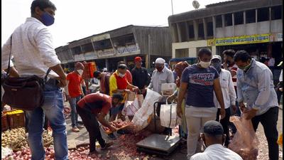 With political parties having called a Maharashtra bandh on October 11, to condemn the Lakhimpur Kheri violence, the Market Yard (in pic) saw truckloads of produce on Sunday. (HT FILE)
