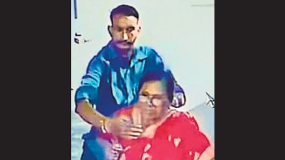 The accused caught on CCTV camera while snatching the woman’s gold chain, near CMCH in Ludhiana on Sunday. (HT File) The accused caught on CCTV camera while snatching the woman’s gold chain, near CMCH in Ludhiana on Sunday. (HT File)
