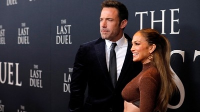 Ben Affelck and Jennifer Lopez were all smiles as they posed, hugged, kissed and kept close in front of the cameras. (Reuters/Andrew Kelly) (REUTERS)