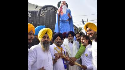 Shiromani Akali Dal president Sukhbir Singh Badal and others in Amritsar on Sunday. Shiromani Akali Dal president Sukhbir Singh Badal and others in Amritsar on Sunday.