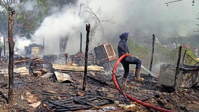 It took the officials of the Chandigarh fire department around an hour to control the fire in Maloya that originated after a gas cylinder in one of the shanties exploded. (Keshav Singh/HT)