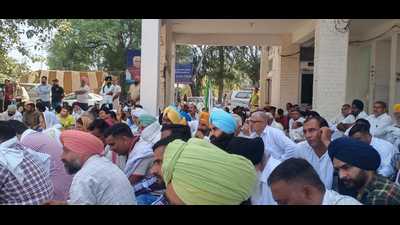 Farmers gathered at the market committee office of Naraingarh grain market. (HT Photo)