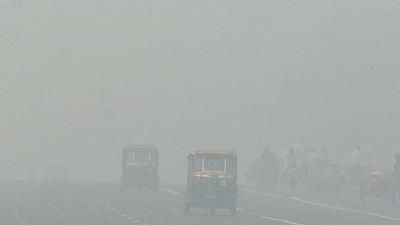 In the winter, local emissions and adverse weather conditions cause high air pollution. (HT Archive) In the winter, local emissions and adverse weather conditions cause high air pollution. (HT Archive)