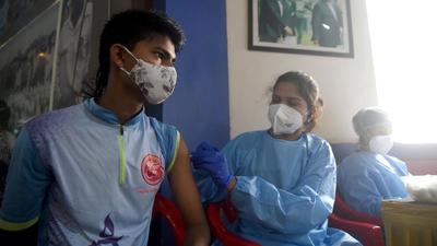 Healthcare workers inoculate beneficiaries against Covid-19 during a free vaccination camp at Shahaji Raje Sport Complex, Andheri West, in Mumbai. Healthcare workers inoculate beneficiaries against Covid-19 during a free vaccination camp at Shahaji Raje Sport Complex, Andheri West, in Mumbai.