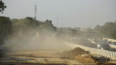 Dust pollution at the site of the Sohna Road construction. Over the past week, air quality fell from satisfactory to poor levels. (Parveen Kumar/HT Photo) Dust pollution at the site of the Sohna Road construction. Over the past week, air quality fell from satisfactory to poor levels. (Parveen Kumar/HT Photo)