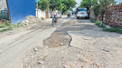 Potholed roads in Sarabha Nagar of Ludhiana which is one the areas chosen the smart city mission. (Harsimar Pal Singh/HT) Potholed roads in Sarabha Nagar of Ludhiana which is one the areas chosen the smart city mission. (Harsimar Pal Singh/HT)