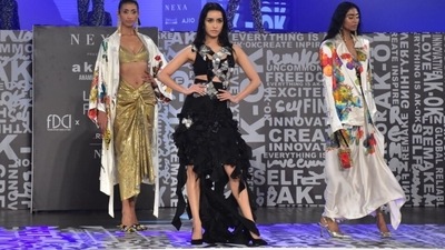 Shraddha's edgy and fierce runway look was one of the biggest highlights of day 4. It has been causing quite the buzz online. Meanwhile, on the work front, the Saaho actor will be seen next in the reboot of the 1989 film, Chaalbaaz. (HT Photo/Varinder Chawla)