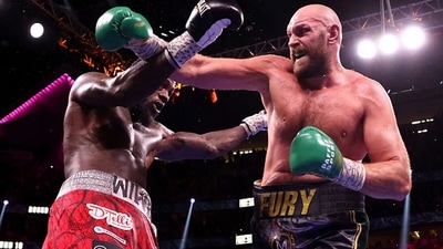 Tyson Fury (R) and Deontay Wilder exchange punches.&nbsp; (Getty)