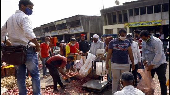 With political parties having called a Maharashtra bandh on October 11, to condemn the Lakhimpur Kheri violence, the Market Yard (in pic) saw truckloads of produce on Sunday. (HT FILE)