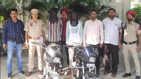 The snatching and vehicle lifting accused in Ludhiana police custody on Sunday. (HT PHOTO)