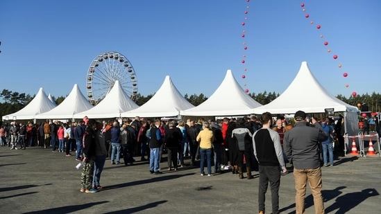Splendid weather, splendid food, splendid insights — locals were very keen to see what goes on at the Gigafactory (Annegret Hilse / REUTERS) Splendid weather, splendid food, splendid insights — locals were very keen to see what goes on at the Gigafactory (Annegret Hilse / REUTERS)