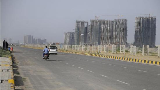 Besides linking newer sectors 36, 88, and 89, among others, with the Dwarka Expressway, the Pataudi Road stretch also connects residents to the Western Peripheral Expressway at the other end. (HT Archive)