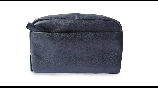 This zippered vanity case is both functional and practical and allows you to carry all your grooming essentials with you This zippered vanity case is both functional and practical and allows you to carry all your grooming essentials with you