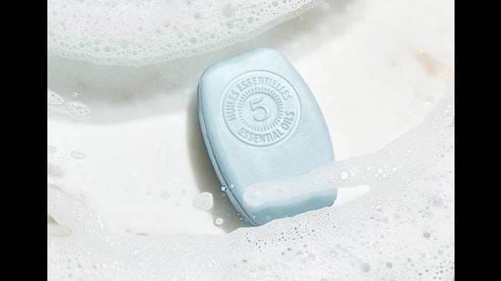 The hair stays clean for longer and is left feeling light and fresh The hair stays clean for longer and is left feeling light and fresh