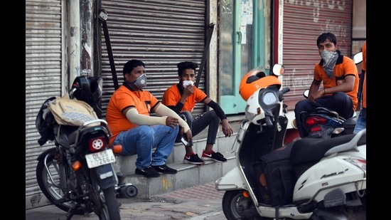 The issues these executives face range from low pay structures, abysmal bonuses and no job security to being ill-treated by restaurant managers and their staff (Photo: Raj K Raj/HT)