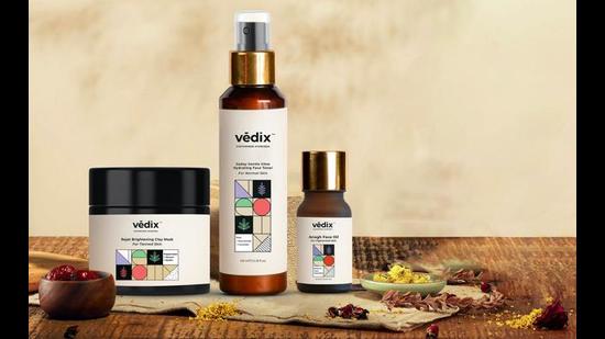 The toner which contains rose and cucumber, removes surface oil, dirt and grime The toner which contains rose and cucumber, removes surface oil, dirt and grime