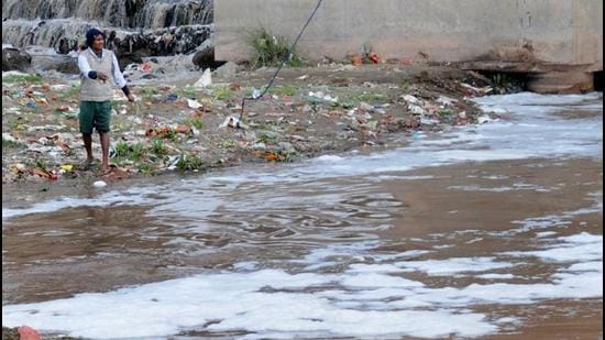 In a bid to stop pollutants from entering the Ghaggar river, the National Green Tribunal had directed the Chandigarh municipal corporation to stop sewage being discharged into the seasonal rivulets. (HT FILE PHOTO)