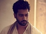 Vicky sets fashion goals higher in a white kurta and a scarf. How did he do it?(Instagram/@vickykaushal09) Vicky sets fashion goals higher in a white kurta and a scarf. How did he do it?(Instagram/@vickykaushal09)