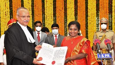 Telangana governor Dr. Tamilisai Soundararajan administers the oath of office to Justice Satish Chandra Sharma as Chief Justice of Telangana high court at Raj Bhavan in Hyderabad on Monday. (ANI) Telangana governor Dr. Tamilisai Soundararajan administers the oath of office to Justice Satish Chandra Sharma as Chief Justice of Telangana high court at Raj Bhavan in Hyderabad on Monday. (ANI)