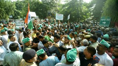 The police lathicharged the farmers to disperse them while they were trying to enter the authority’s main office. During the clash, many farmers, and police constables and officers sustained minor injuries. (Sunil Ghosh/HT Photo)