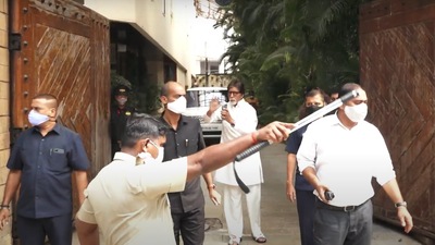 Amitabh Bachchan greeted fans amid tight security.&nbsp; (Varinder Chawla)