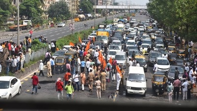 Shiv Sena workers protest on the Eastern Express Highway during Maharashtra Bandh at Vikroli in Mumbai. (Satish Bate/HT Photo) Shiv Sena workers protest on the Eastern Express Highway during Maharashtra Bandh at Vikroli in Mumbai. (Satish Bate/HT Photo)