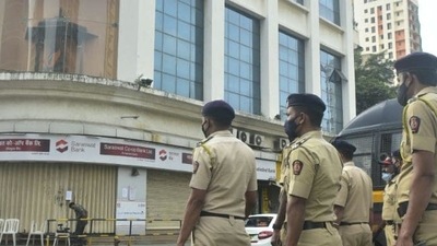 Police deployed at Shiv Sena bhavan during the strike called by Maharashtra Vikas Aghadi in Mumbai. ( HT photo by Anshuman Poyrekar.) Police deployed at Shiv Sena bhavan during the strike called by Maharashtra Vikas Aghadi in Mumbai. ( HT photo by Anshuman Poyrekar.)
