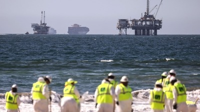 Cleanup workers search for contaminated sand and seaweed in front of drilling platforms and container ships about one week after an oil spill from an offshore oil platform. The heavy crude oil spill affected close to 25 miles of coastline in Orange County. Huntington Beach is open but the public is not allowed to enter the water. (Mario Tama/Getty Images/AFP) Cleanup workers search for contaminated sand and seaweed in front of drilling platforms and container ships about one week after an oil spill from an offshore oil platform. The heavy crude oil spill affected close to 25 miles of coastline in Orange County. Huntington Beach is open but the public is not allowed to enter the water. (Mario Tama/Getty Images/AFP)