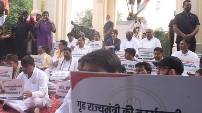 Congress leaders Priyanka Gandhi Vadra and Ajay Kumar Lallu sit in ‘maun vrat’ in Lucknow on Monday.&nbsp; (Deepak Gupta/HT Photo)