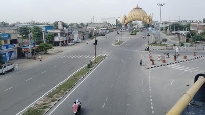 The Golden Gate to enter Amritsar wears a deserted look on Monday afternoon as the Bharat Bandh called by the Samyukt Kisan Morcha evoked a near total response. (Sameer Sehgal/HT) The Golden Gate to enter Amritsar wears a deserted look on Monday afternoon as the Bharat Bandh called by the Samyukt Kisan Morcha evoked a near total response. (Sameer Sehgal/HT)