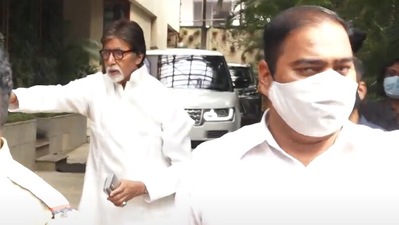 Amitabh Bachchan stepped out of his Mumbai house Jalsa to greet fans.&nbsp; (Varinder Chawla)