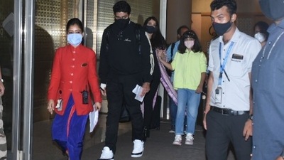 Abhishek Bachchan, Aishwarya Rai and Aaradhya at Mumbai airport. Abhishek Bachchan, Aishwarya Rai and Aaradhya at Mumbai airport. 