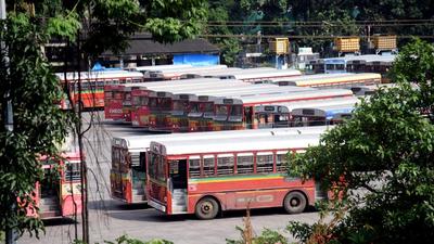 In wake of the Maharashtra bandh called by the ruling coalition of Shiv Sena, Nationalist Congress Party (NCP) and Congress, the road transport services were largely suspended, affecting Mumbai residents on Monday. (Vijay Bate/HT)