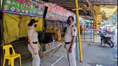 As many as 4,500 police personnel, including three platoons of SRPF, were on duty in Pune on Monday ensuring that the bandh called given by the state government saw no untoward incident. (RAHUL RAUT/HT)