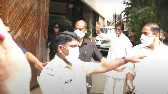 Amitabh Bachchan step out of his house to wave at the long line of fans waiting for him.(Varinder Chawla)