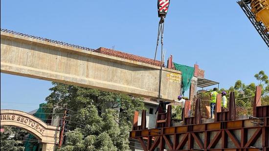 The authority also expedited work on the Bhangel elevated road project, adding the first girder on the road planned to address traffic congestion issues on Dadri Road, Noida authority officials said. (HT Photo)