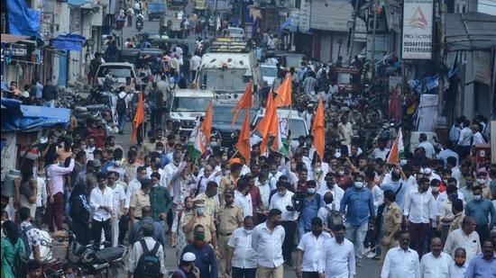 Shiv Sena and Nationalist Congress Party (NCP) workers staged a huge rally in Thane city to support Maharashtra bandh call (HT Photo by Praful Gangurde)