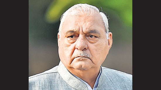 The meeting of the Congress on Monday was crucial because only MLAs and other leaders loyal to Hooda had attended his Vipaksh Aapke Smaksh rally in Karnal on Sunday, with leaders from other factions giving the event a miss. The meeting was held to discuss the Ellenabad bypolls. (Ajay Aggarwal/HT PHOTO)