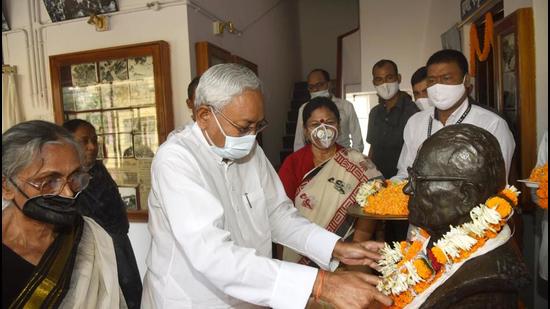 Bihar CM Nitish Kumar pay tribute to Loknayak Jayaprakash Narayan on his 119th birth anniversary at JP residence in Patna on Monday. (Santosh Kumar/HT Photo)