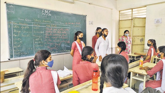 Students of Janki Devi Sarvodaya Kanya Vidyalaya in Delhi present their ideas to the class on Monday. (HT Photo)