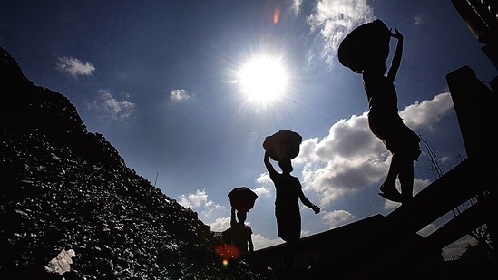 Amid the crisis of coal supply for power generation, 13 units of state-owned and private power generation thermal plants have stalled, leading to a shortfall of 3,330MW. (AP)