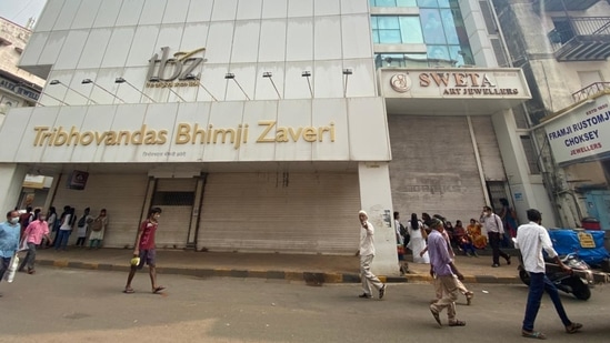 Zaveri Bazar in Mumbai wears a deserted look.(HT Photo)