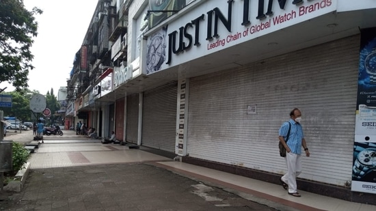 Shops closed at Sector-17 Vashi during Maharashtra Bandh called by MVA Government in protest against Lakhimpur Kheri violence.(Bachchan Kumar / Hindustan Times)