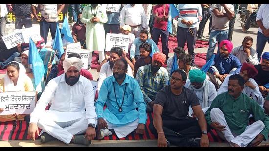 Members of the Valmiki community staged a protest, seeking withdrawal of FIR against Vijay Kumar alias Vijay Lankesh, a former Sangrur nagar council vice-president.