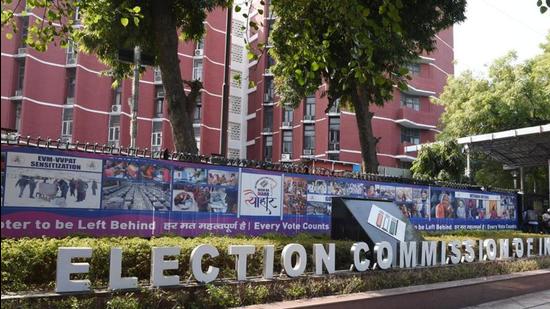 According to the Election Commission, 37 people filed nominations, of which 25 were found to be valid while 12 were rejected for the October 30 bypolls to the Sindagi and Hanagal Assembly constituencies in Karnataka. (Arvind Yadav/HT PHOTO)