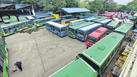 PMPML buses did not run in the morning on Monday in Pune due to the Maharashtra bandh called by the MVA government, and supporting parties. (RAHUL RAUT/HT) PMPML buses did not run in the morning on Monday in Pune due to the Maharashtra bandh called by the MVA government, and supporting parties. (RAHUL RAUT/HT)
