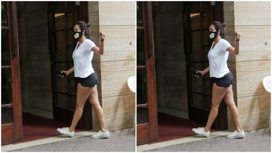 All masked up, the actor tied her hair into a clean bun and teamed her attire with white sneakers. Malaika posed for the cameras before getting inside.(HT Photos/Varinder Chawla)