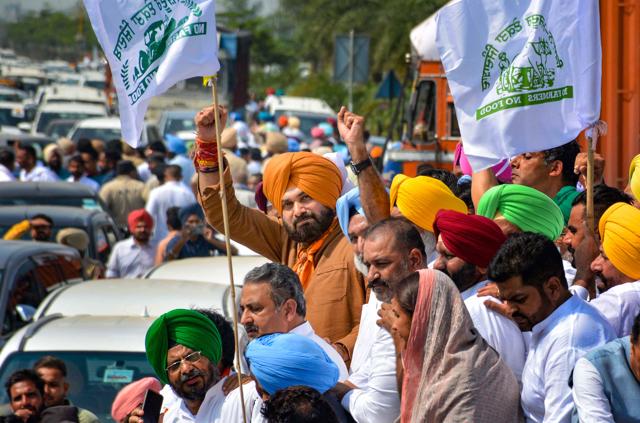 Congress leader Navjot Singh Sidhu marches towards Uttar Pradesh’s Lakhimpur Kheri district, from Mohali. (PTI) Congress leader Navjot Singh Sidhu marches towards Uttar Pradesh’s Lakhimpur Kheri district, from Mohali. (PTI)
