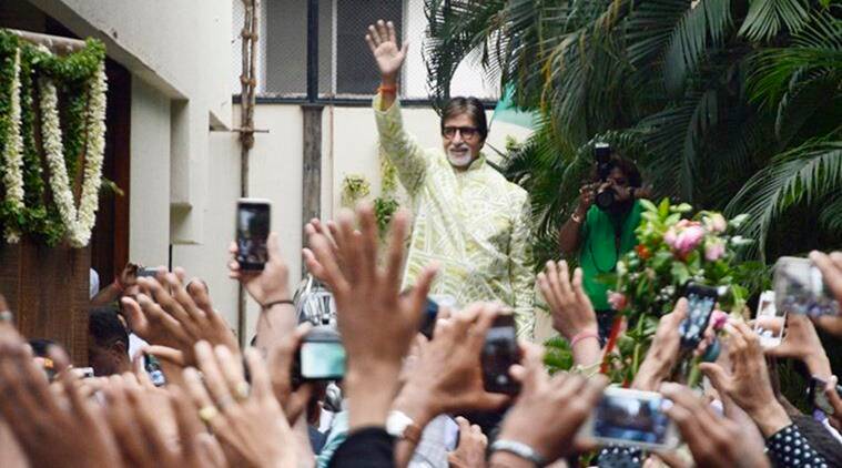 Amitabh Bachchan waves to his ardent admirers.(This Day App)