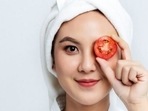 Add this green tea and tomato face scrub to your skin care routine to reduce oiliness!